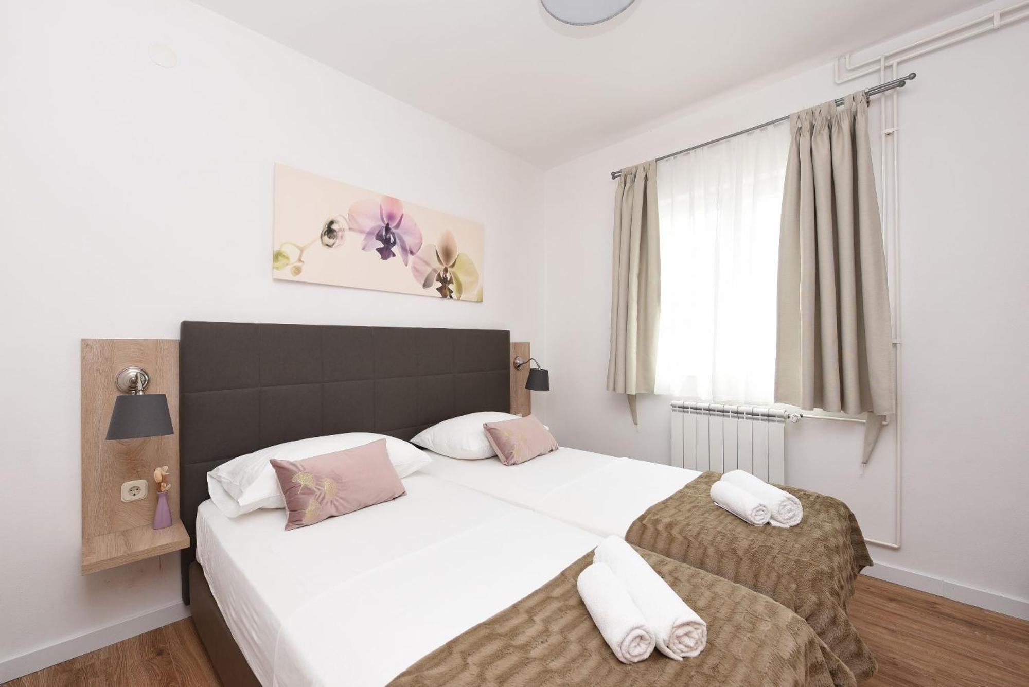 Apartments Amari สตารีกราด-ปาเคลนีซา ภายนอก รูปภาพ